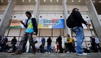 Kø er en stor del av SXSW-opplevelsen. Her står folk i kø for å halsbånd som gjør at de kan stille seg i andre køer senere. Foto: Larry Smith/NTB Scanpix