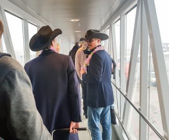 Enkelte hadde forberedt seg ekstra godt til turen. Så får det bare være at blomsterpryden nok hadde passet best i en annen av USAs 50 stater. Foto: Erlend Tangeraas Lygre
