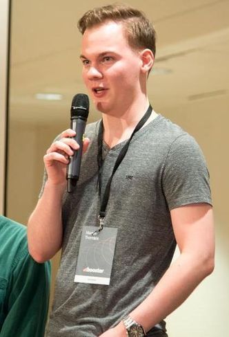 Martin Tverråen vurderte å begynne å studere på lærerskolen, men får i stedet stor glede av å lære bort programmering på frivillig basis. Foto: Tatiana Kolesnikova