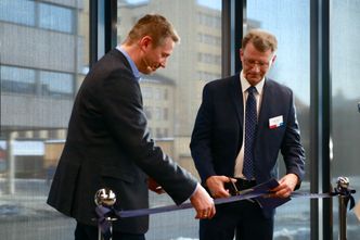 Finansbyråd Robert Steen i Oslo kommune klipper snoren ved åpningen av IBMs innovasjonssenter i Oslo. IBMs administrerende direktør Arne Norheim til venstre. Foto: Kurt Lekanger, Digi.no