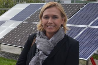 Trine Kopstad Berentsen er daglig leder av Solenergiklyngen, som er en nasjonal næringsklynge for solenergibransjen i Norge. Klyngen er en del av Arena-programmet til Innovasjon Norge, Siva og Forskningsrådet. Foto:  Solenergiklyngen