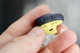 Du justerer lydvolum og pauser/starter musikken med knapper på den høyre proppen. Bilde: Kurt Lekanger