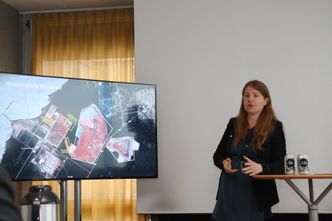 Miljøsjef Giuliana Silvana Larice viste satellittbilde av Alunorte-anlegget og hvor det ble sluppet ut overflatevann i Canal Velho, som renner ut i elva Pará. Bilde:  Tore Stensvold