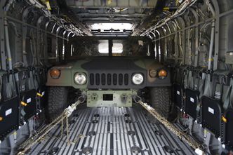 Humvee inne i CH-53K-kabinen Bilde:  WAYNE-BAKER