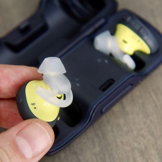 Øreproppene kommer i et lite oppbevaringsetui som også inneholder et batteri som lader proppene når de ikke er i bruk. Bilde: Kurt Lekanger