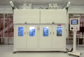 Ståltrykkeri: Det som starter med en 200 meter lang stålrull på 32 cm bredde går gjennom 13 prosesstrinn med trykking og etsning før det blir til ferdig produkter. En rull kan blir til 70 millioner EAS-brikker eller 9 millioner av de fysisk større NFC-brikkene. En tilsvarende prosess basert på silisium ville krevet 600 såkalte wafere, eller silisiumskiver. Bilde:  Karna Kurata