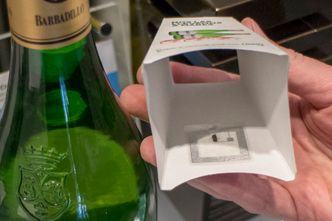 Lappen: Til nå har de fleste NFC-lappene blitt brukt i i merker festet til produktet. Nå kommer de i økende grad til å bli en del av etiketten. Selve NFC-brikken er 1,3 x 0,4 mm, men antennen rundt, som skal indusere strøm i brikken og kommunisere informasjon, er vesentlig større Foto: Odd Richard Valmot