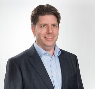 Ronny Windvik ved FFI håper at den nye boken kan hjelpe ledere til å bygge en god sikkerhetskultur innen sitt ansvarsområde. Foto: Universitetsforlaget