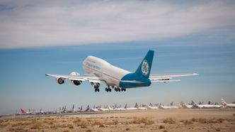 De tre GE CF6-80-motorene på Boeing 747-flyet blir nesten komisk små i forhold til nummer to-motoren, GE9X. Foto: GE Aviation
