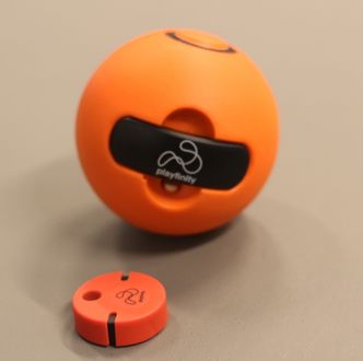 En ball av hardplast følger med i startpakken til Playfinity. Sensoren kan legges inni denne. Sensoren kan også plasseres på hva enn barna måtte finne på, for eksempel en sykkel. Foto: Andrea Bruer/digi.no