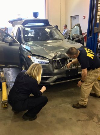National Transportation Safety Board (NTSB) undersøker bilen som drepte Elaine Herzberg søndag kveld lokal tid. Foto: HANDOUT via Reuters/ NTB Scanpix