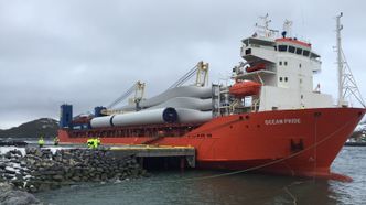 Med nesten 60 meter lange blader er det fint med en lang kai.  Foto:  Fosen vind