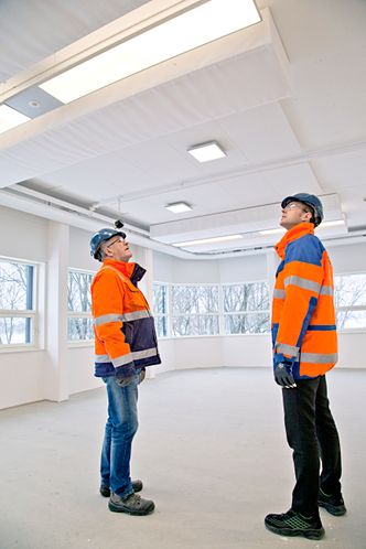 Smarte lys: Formann Vegard Nystuen (t.v.) fra Skanska, og Rune Stene fra Powerhouse inspiserer lys som er en del av løsningene som gjør kontorbygget på Kjørbo i Sandevika til et Smart-bygg. foto: Håvard Solerød mars 2018