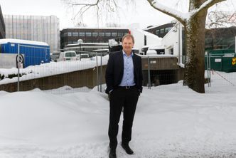 Leverer energi: Øyvind Mork, her foran plusshuset på Kjørbo som er netto leverandør av strøm til nettet etter rehabilitering. Ytterligere deler av bygget skal bli energileverandør og er derfor også en byggeplass. Foto: Joachim Seehusen