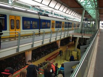 Togstasjon med effektiv sykkelparkering i Randstad, et område som består av de største byene i Nederland. Her er det trygt å parkere egen sykkel, og du kan også låne en sykkel for å komme deg videre til neste destinasjon. Foto: Cycle Space