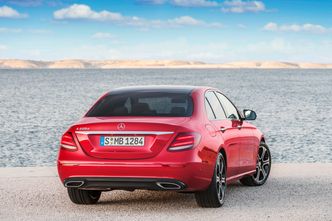 Klimabil?: Mercedes E 220 D er ifølge ADACs rapport et bedre valg med tanke på CO2-utslipp enn en Tesla Model X. Dette ifølge en livsløpsanalyse. Foto:  Daimler AG - Global Communications