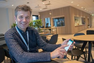 Bestiller mat: Vipps-sjef Rune Garborg viser hvordan det nå er mulig å bestille og betale mat for avhenting til et bestemt tidspunkt med Vipps. Foto: ORV