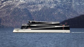 Future of the Fjords ved kai i Gudvangen. Med 1,8 MWh batteripakke, kan den seile fossilfritt til Flåm. Batteriene kan lades i begge havner. Future of the Fjords på prøvetur. Fra 15,. mai 2018 går den i ordinær turisttrafikk.. Foto:  Ole Matias Aa