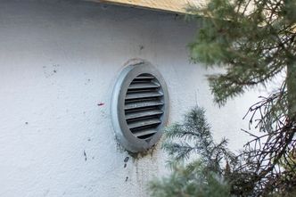 Radonutslipp: Luften som suges ut under betonggulvet slippes ut gjennom et diamantboret hull i grunnmuren. Det er ingen blåst, men det er lett å kjenne at det kommer luft. Foto:  ORV