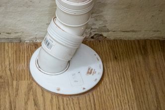 Brønn 1; Det første sugepunktet ble boret ned gjennom betonggulvet til pukklaget under. Her ble det også kontakt med isolasjonen som ligger under det senkede gulvet på kontoret. Foto:  ORV