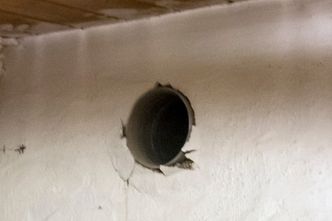 Ut: Det ble diamantboret et hull i grunnmuren for å lede luften fra avsuget ut av kjelleren. Foto:  ORV