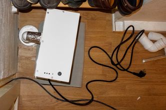 Testing: Ved å koble avsugspumpen til brønnene kan man se om det er bra permeabilitet i massene under betonggulvet. Foto:  ORV