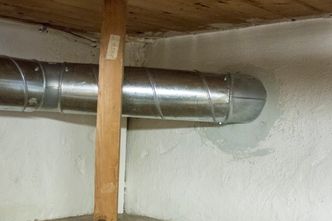 Ut av kjelleren: Ut fra lydfellen går det nå et 125 mm ventilasjonsrør som leder luften ut gjennom grunnmuren Foto:  ORV