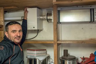 Erfaren: Montør Petar Ceprnja brukte to dager på å måle, bore og montere avsugsanlegget for den radonholdige luften som sivet inn i kjelleren. Foto:  ORV