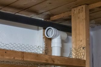 Kobling: Undertrykket fra avsugspumpen ble koblet til brønnene via et vanlig 50 mm avløpsrør. Her kobles brønn nummer to inn. Foto:  ORV