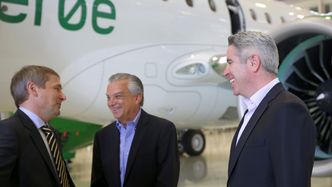 Widerøe-sjef Stein Nilsen, Embraer-sjef Paulo Cesar de Souza e Silva og sjef for Embraers passasjerflyvirksomhet John Slattery ved Widerøes første fly dagen før overlevering. Foto: Per Erlien Dalløkken
