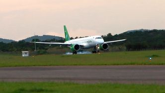 Widerøes første E190-E2 lander på Embraer-fabrikken etter mottaksflygningen. Foto: Per Erlien Dalløkken
