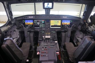 Bortsett fra at fem mindre skjermer er blitt til fire store, er cockpit på E2 så og si identisk med E1. Foto: Per Erlien Dalløkken