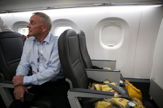Tidligere flygesjef Tore Hansen i kabinen på Widerøes første embraerfly. Foto: Per Erlien Dalløkken