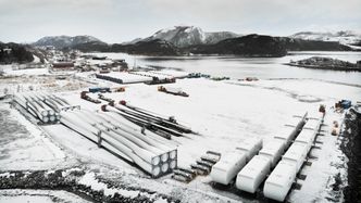 Fra byggeperioden: Turbindeler klare for transport til Roan-feltet. I midten av bildet sees de tre første trailertransportene med turbinblader. Foto: Eirik Helland Urke