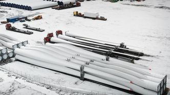 Hvert blad er opptil 60 meter langt. Her er de tre første montert for trailertransport. Foto:  Eirik Helland Urke