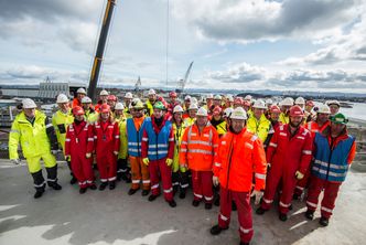 Ansatte fra Statoil, Rosenberg, samt representanter fra regjeringen og kommunen var samlet på Martin Linge fredag. Bilde:  Mathias Klingenberg