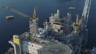 Kranen er det høyeste punktet på plattformen. Den får 20 meter klaring når den passerer under høyspentkabelen på Langenuen. Foto:  Espen Rønnevik, Woldcam/Statoil