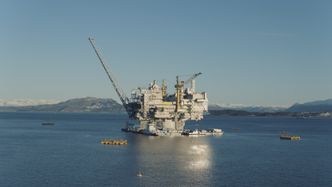 Aasta Hansteen skal slepes fra Digernessundet utenfor Stord til feltet i Norskehavet. På vei ut fjorden vil plattformen ruve 157 meter over havet - og 182 meter under. Foto:  Espen Rønnevik, Woldcam/Statoil