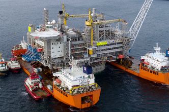 Dekket blir senket ned på understellet, og de to delene av plattformen satt sammen til én. Foto:  Espen Rønnevik, Woldcam/Statoil