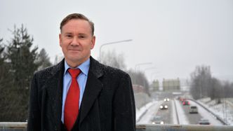 Leder i TSF Geirr Tangstad-Holdal er ikke imponert over tilstanden på midtdeleren på E6 ved Gardermoen. Foto: Trafikksikkerhetsforeningen