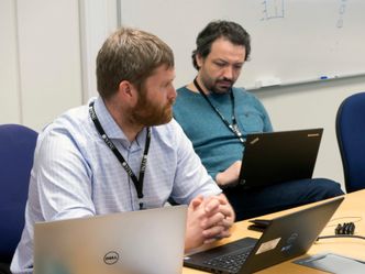 Espen Torseth og Basel Katt er blant dem som følger med på at gjennomføringen av NM i cybersikkerhet går som den skal. Foto: Sarah McDonald Gerhardsen