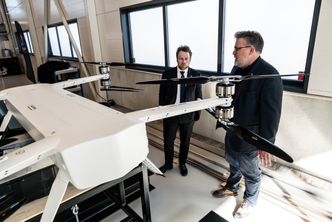 CEO Leif Johan Holand i Griff Aviation viser Griff 135 til næringsminister Torbjørn Røe Isaksen. Foto:  Nikolas Gogstad-Andersen, Griff