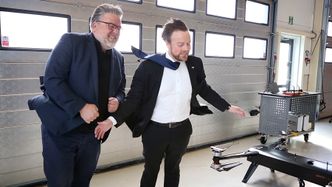 Næringsminister Torbjørn Røe Isaksen fikk bakoversveis i møtet med testbenken hos Griff Aviation. Til venstre CEO Leif Johan Holand. Foto:  Håkon Jacobsen / NFD