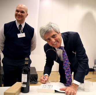 Richard de Crespigny har skrevet en prisbelønnet bok om QF32. Her signerer han et eksemplar for Walter Schwyzer som selv er en kjent foredragsholder om flysikkerhet. Foto:  Per Erlien Dalløkken