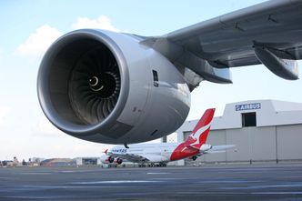 Bilde tatt fra under et A380 med RR Trent 900-motorer med Qantas' sjuende A380 på Airbus-fabrikken ved Toulouse i november 2010, da disse flyene sto midlertidig på bakken. Foto:  Per Erlien Dalløkken