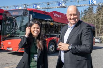 En god dag på jobben: Miljøbyråd Lan Marie Berg er fornøyd med Ruters store satsing på elbusser og adm. dir. i Unibus, Øystein Svendsen, gleder seg over ha fått den støste kakebiten. Foto: ORV