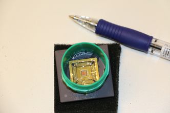 Smått er godt når elektronikk-brikker designes på laboratoriet. Foto: Gunhild M . Haugnes/UiO.