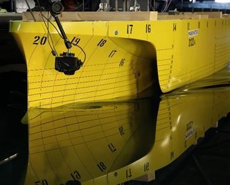 Modelltest av trimaranskroget hos Sintef Ocean i Trondheim. Bilde:  Sintef Ocean