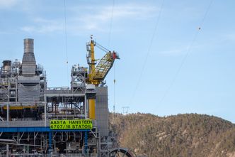 Her passerer plattformen like under høyspentledningen. Foto: Olaf Nagelhus/Statoil