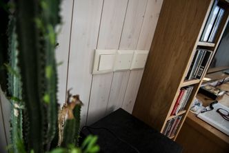 Blindlokk fra tidligere brytere røper at huset har byttet smarthussystem flere ganger. Bilde: Mathias Klingenberg
